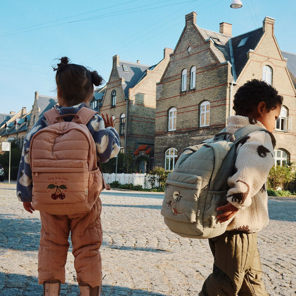 Gaat je kindje naar school of gaan jullie op pad? Dan is deze leuke juno rugzak midi in laurel oak van Konges Slojd echt een must have om mee te nemen! Deze prachtige rugtas is ideaal voor naar school of voor tijdens een uitje. VanZus