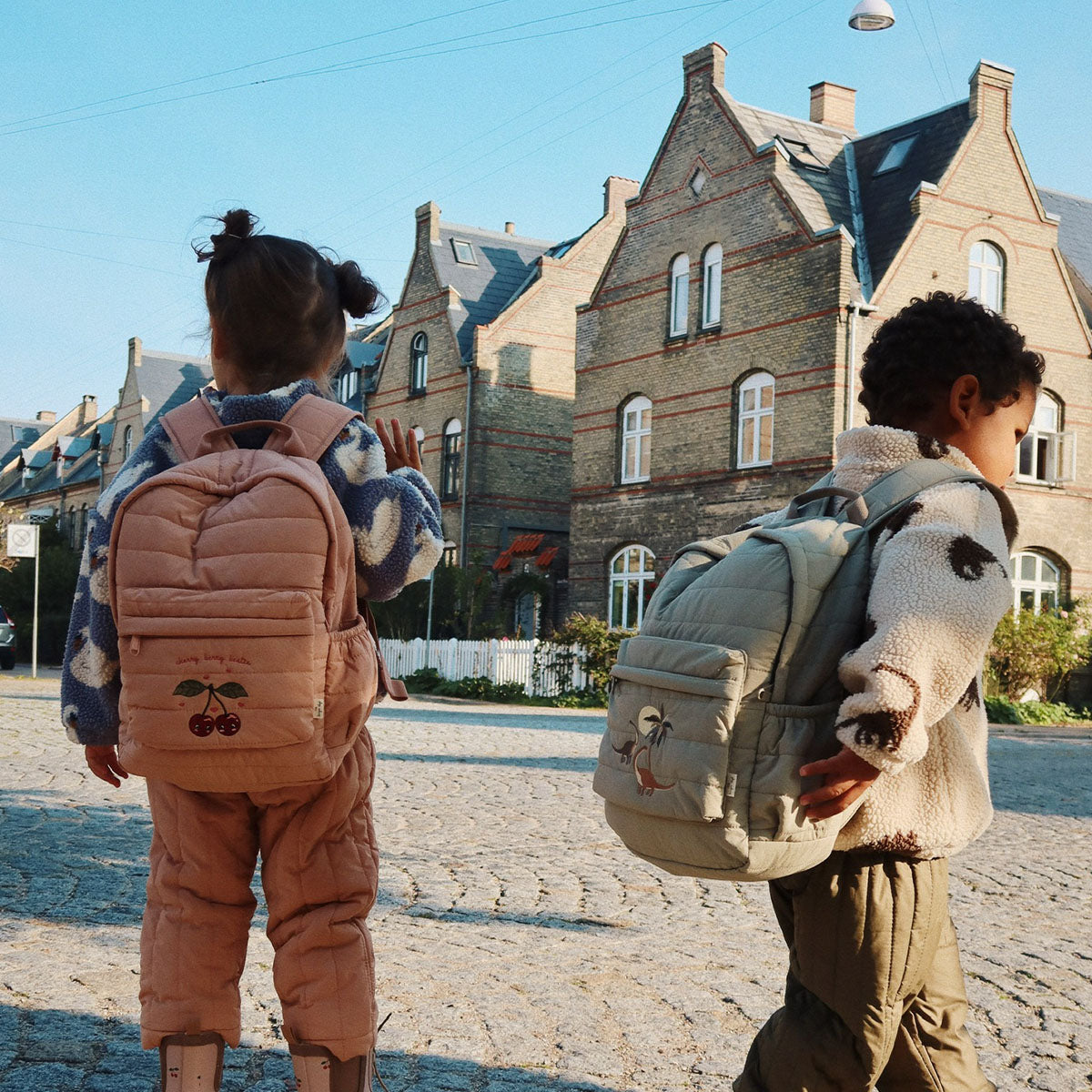 Gaat je kindje naar school of gaan jullie op pad? Dan is deze leuke juno rugzak midi in laurel oak van Konges Slojd echt een must have om mee te nemen! Deze prachtige rugtas is ideaal voor naar school of voor tijdens een uitje. VanZus