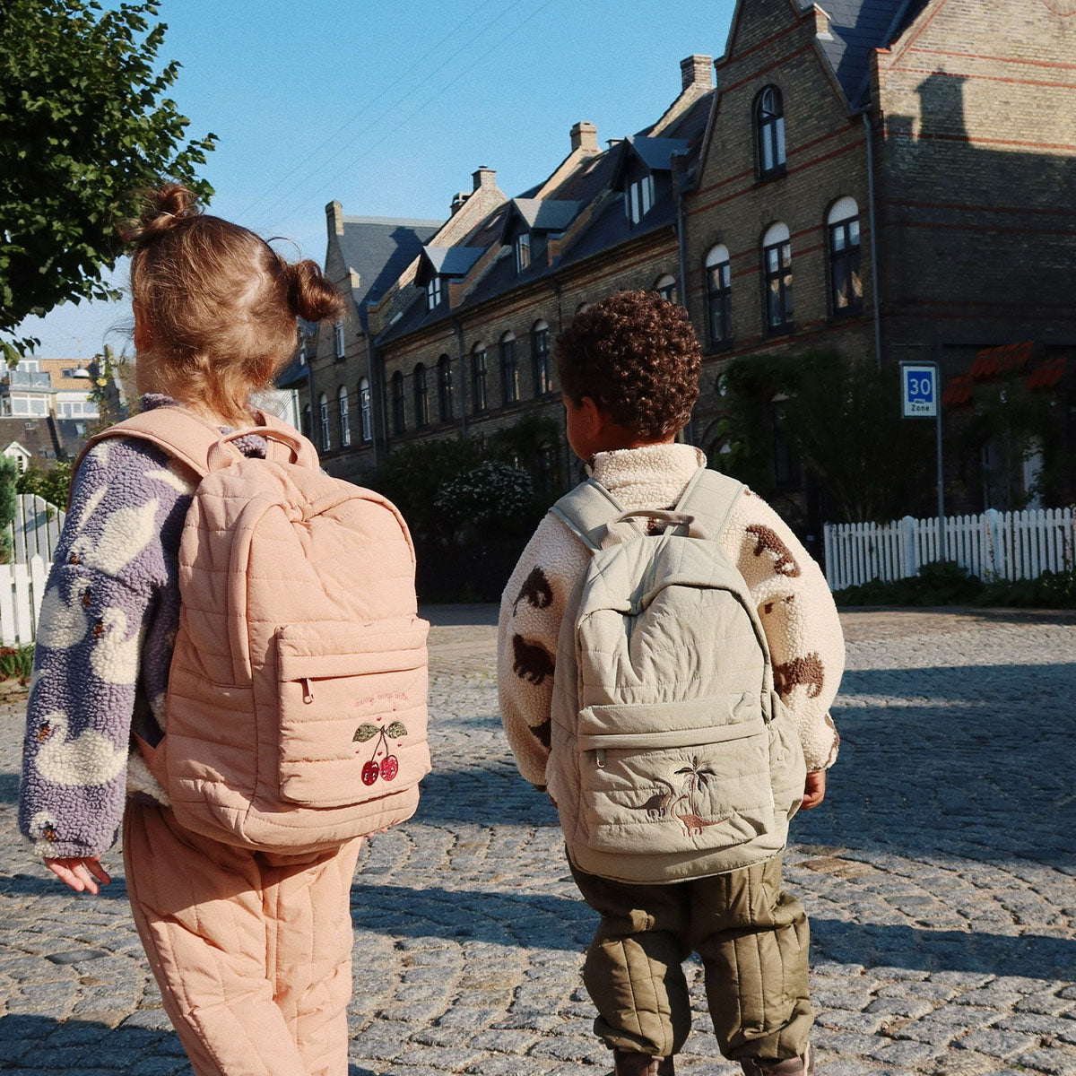 Gaat je kindje naar school of gaan jullie op pad? Dan is deze leuke juno rugzak midi in laurel oak van Konges Slojd echt een must have om mee te nemen! Deze prachtige rugtas is ideaal voor naar school of voor tijdens een uitje. VanZus