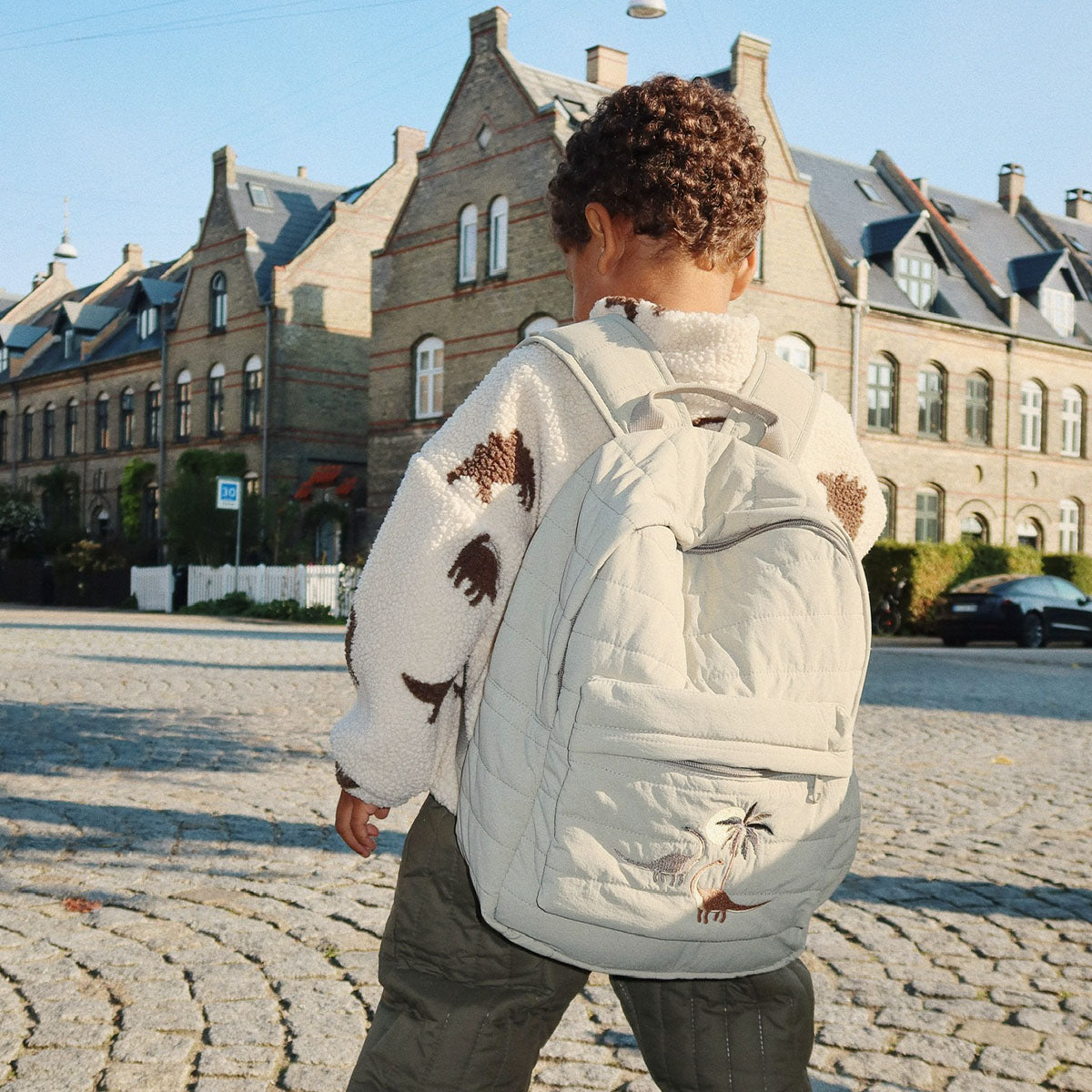 Gaat je kindje naar school of gaan jullie op pad? Dan is deze leuke juno rugzak midi in laurel oak van Konges Slojd echt een must have om mee te nemen! Deze prachtige rugtas is ideaal voor naar school of voor tijdens een uitje. VanZus