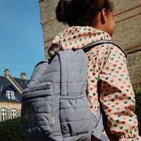 Gaat je kindje naar school of gaan jullie op pad? Dan is deze leuke juno rugzak midi in tradewinds van Konges Slojd echt een must have om mee te nemen! Deze prachtige rugtas is ideaal voor naar school of voor tijdens een uitje. VanZus