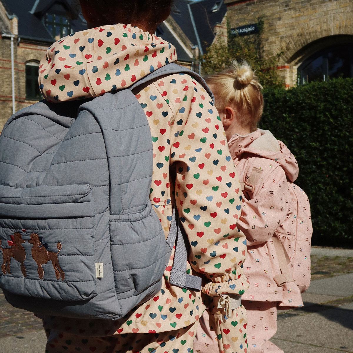 Gaat je kindje naar school of gaan jullie op pad? Dan is deze leuke juno rugzak midi in tradewinds van Konges Slojd echt een must have om mee te nemen! Deze prachtige rugtas is ideaal voor naar school of voor tijdens een uitje. VanZus