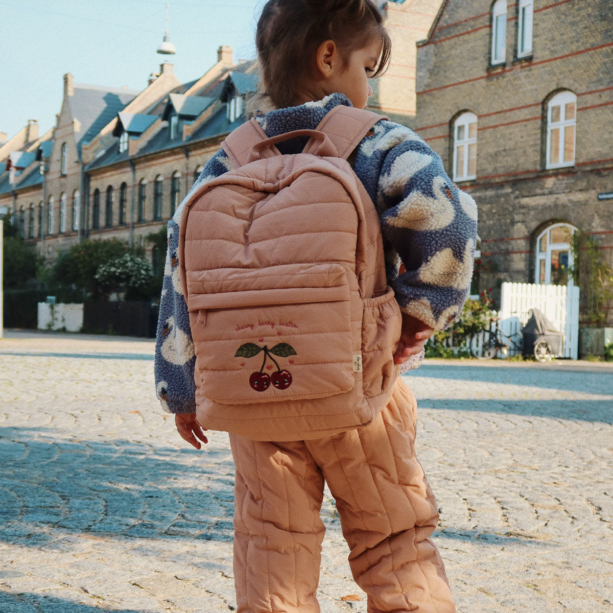 Gaat je kindje naar school of gaan jullie op pad? Dan is deze leuke juno rugzak midi in tuscany van Konges Slojd echt een must have om mee te nemen! Deze prachtige rugtas is ideaal voor naar school of voor tijdens een uitje. VanZus