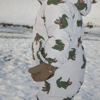 Deze superschattige juno wanten in de kleur kalamata van Konges Slojd houden de handen van jouw kleine de gehele winter lekker warm! De wanten zijn zacht, waterafstotend en kunnen zo worden vastgemaakt dat er ook geen wind onder de wanten meer door kan kruipen. VanZus