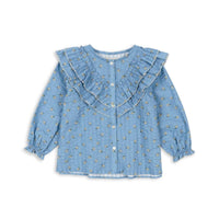 De Konges Slojd kim ruches blouse billie blue is een stijlvolle toevoeging aan de kindergarderobe. Gemaakt van zacht, biologisch katoen met schattige ruches en een druivenprint, perfect voor elke gelegenheid!