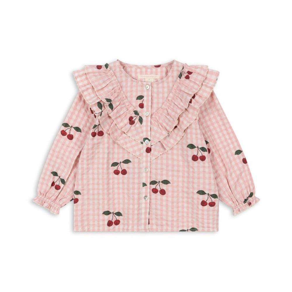 De Konges Slojd kim ruches blouse cherry check is een stijlvolle toevoeging aan de kindergarderobe. Gemaakt van zacht, biologisch katoen met schattige ruches en kersenprint, perfect voor elke gelegenheid! VanZus