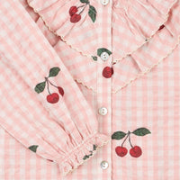 De Konges Slojd kim ruches blouse cherry check is een stijlvolle toevoeging aan de kindergarderobe. Gemaakt van zacht, biologisch katoen met schattige ruches en kersenprint, perfect voor elke gelegenheid! VanZus