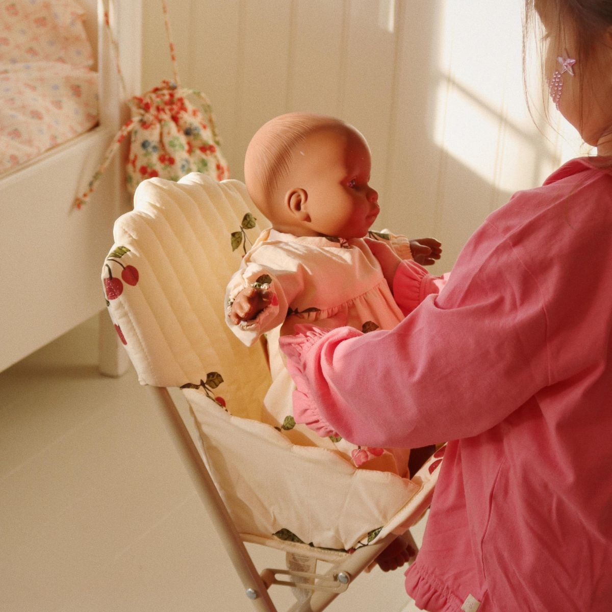 De Konges Slojd kinderstoel voor poppen in ma grande cerise pink glitter is een opklapbare stoel met afneembaar zitje. Gemaakt van veilige materialen, perfect voor kinderen vanaf 3 jaar. VanZus