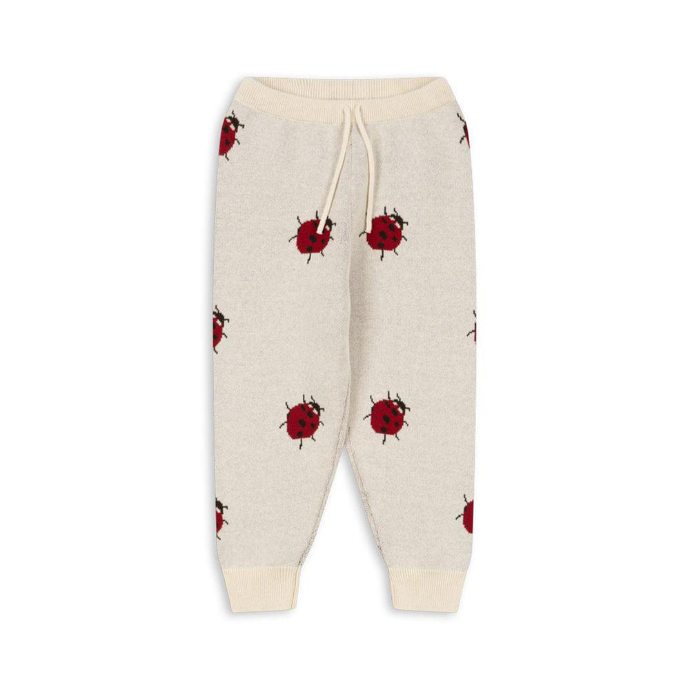 hul je kindje in deze te schattige gebreide broek in de variant ladybug van het merk Konges Slojd. Deze broek zit niet alleen heerlijk, maar ziet er ook te schattig uit! De broek is gemaakt van heerlijk zacht, organisch katoen en is voorzien van een drawstring. VanZus