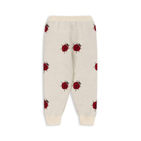 hul je kindje in deze te schattige gebreide broek in de variant ladybug van het merk Konges Slojd. Deze broek zit niet alleen heerlijk, maar ziet er ook te schattig uit! De broek is gemaakt van heerlijk zacht, organisch katoen en is voorzien van een drawstring. VanZus