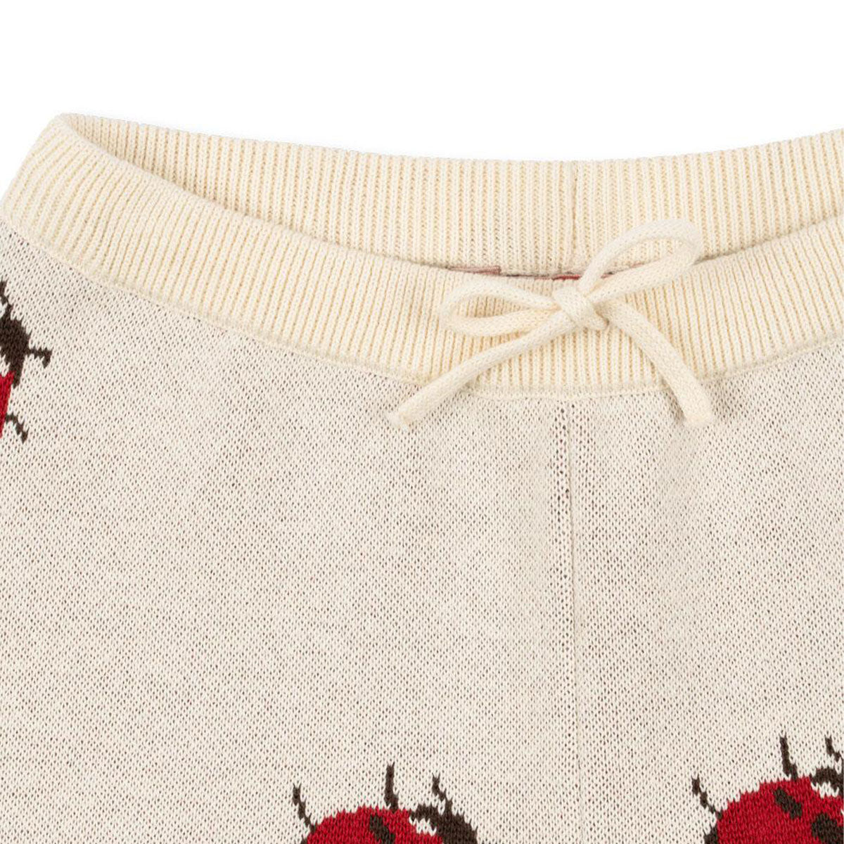 hul je kindje in deze te schattige gebreide broek in de variant ladybug van het merk Konges Slojd. Deze broek zit niet alleen heerlijk, maar ziet er ook te schattig uit! De broek is gemaakt van heerlijk zacht, organisch katoen en is voorzien van een drawstring. VanZus