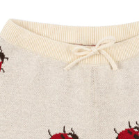 hul je kindje in deze te schattige gebreide broek in de variant ladybug van het merk Konges Slojd. Deze broek zit niet alleen heerlijk, maar ziet er ook te schattig uit! De broek is gemaakt van heerlijk zacht, organisch katoen en is voorzien van een drawstring. VanZus