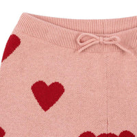 Hul je kindje in deze te schattige gebreide broek in de variant mellow rose van het merk Konges Slojd. Deze broek zit niet alleen heerlijk, maar ziet er ook te schattig uit! De broek is gemaakt van heerlijk zacht, organisch katoen en is voorzien van een drawstring. VanZus