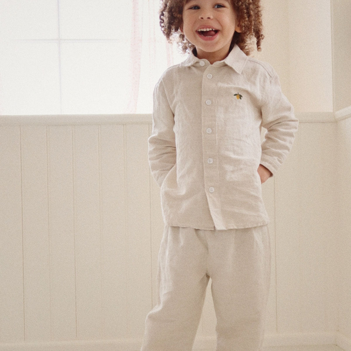 Wat een mooie broek! Met de leoni linnen broek in de kleur nature van Konges Slojd is jouw kind klaar voor de zomer. De lange broek is te combineren met het overhemd in dezelfde print! VanZus