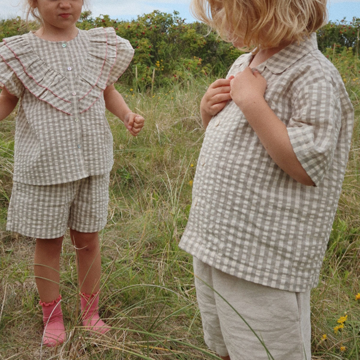 Wat een mooie short! Met de leoni linnen short in de kleur nature van Konges Slojd is jouw kind klaar voor de zomer. Het broekje is te combineren met het overhemd in dezelfde print! VanZus