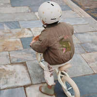 Deze geweldige Konges Slojd loopfiets in de kleur kubi is ideaal voor kleintjes die zelfstandiger de wereld willen ontdekken. Door middel van deze loopfiets kunnen ze namelijk sneller voortbewegen. VanZus