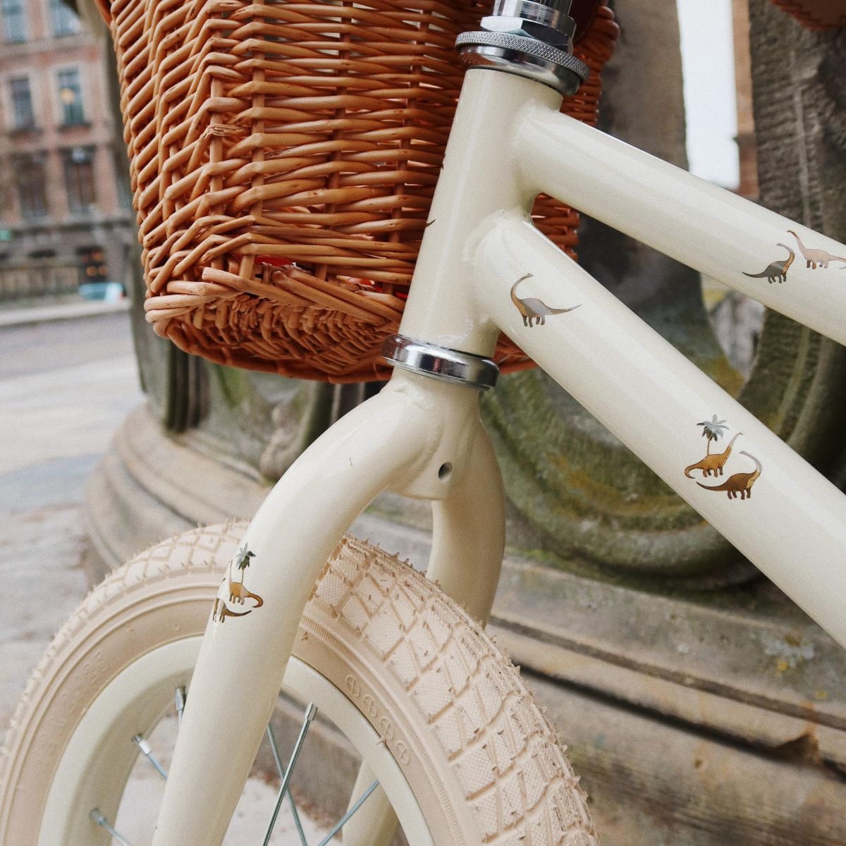 Deze geweldige Konges Slojd loopfiets in de kleur kubi is ideaal voor kleintjes die zelfstandiger de wereld willen ontdekken. Door middel van deze loopfiets kunnen ze namelijk sneller voortbewegen. VanZus