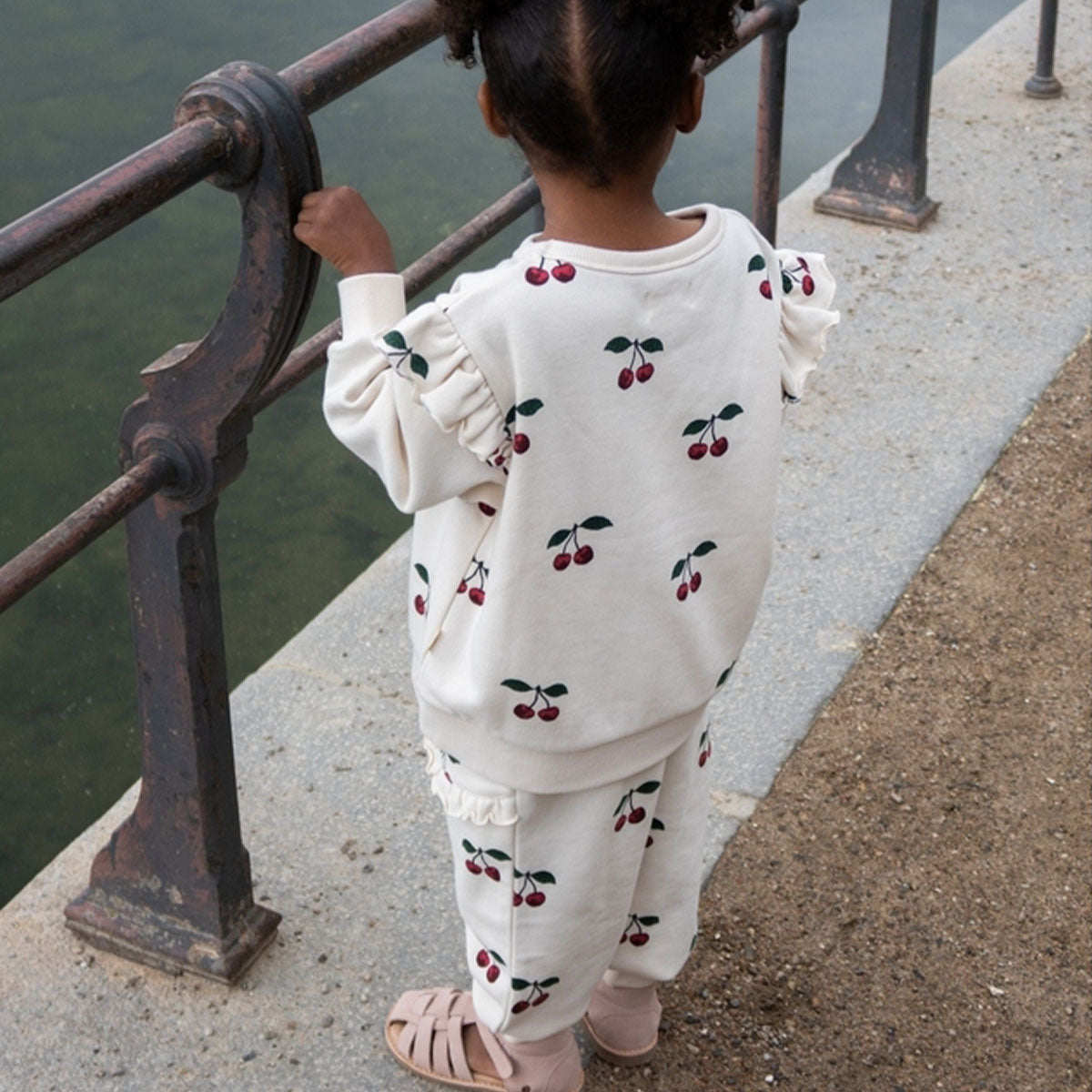 Ben je op zoek naar een heerlijke broek voor de koudere dagen? Dan is deze lou frill broek in ma grande cerise van het merk Konges Slojd een absolute must have!  Deze superschattige broek is ideaal voor de koudere dagen, zowel voor binnen als voor naar buiten. VanZus