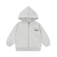 De Konges Slojd lou hoodie grey melange is warm en stoer voor je kleintje. Gemaakt van biologisch katoen met een capuchon en een coole raceauto-print, perfect voor elke gelegenheid. Comfortabel en stijlvol! VanZus