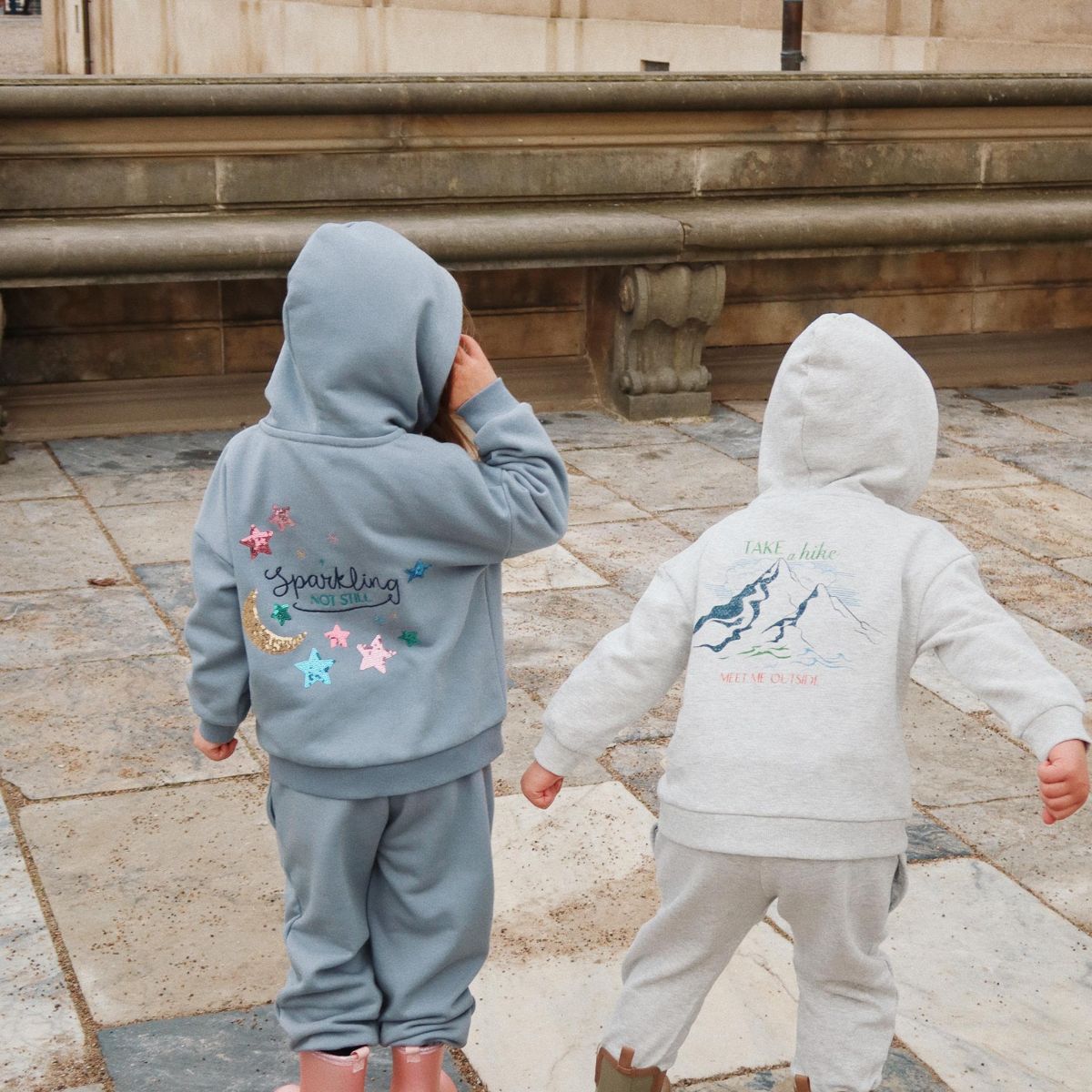 De Konges Slojd lou hoodie grey melange is warm en stoer voor je kleintje. Gemaakt van biologisch katoen met een capuchon en een coole raceauto-print, perfect voor elke gelegenheid. Comfortabel en stijlvol! VanZus