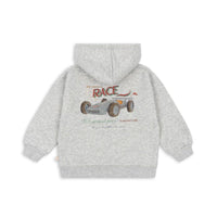 De Konges Slojd lou hoodie grey melange is warm en stoer voor je kleintje. Gemaakt van biologisch katoen met een capuchon en een coole raceauto-print, perfect voor elke gelegenheid. Comfortabel en stijlvol! VanZus