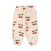 De Konges Slojd lou joggingbroek cherry bestie is comfortabel en vrolijk, gemaakt van zacht biologisch katoen. Perfect voor spelen of ontspannen, met een speelse kersenprint en een goede pasvorm. Een must-have! VanZus