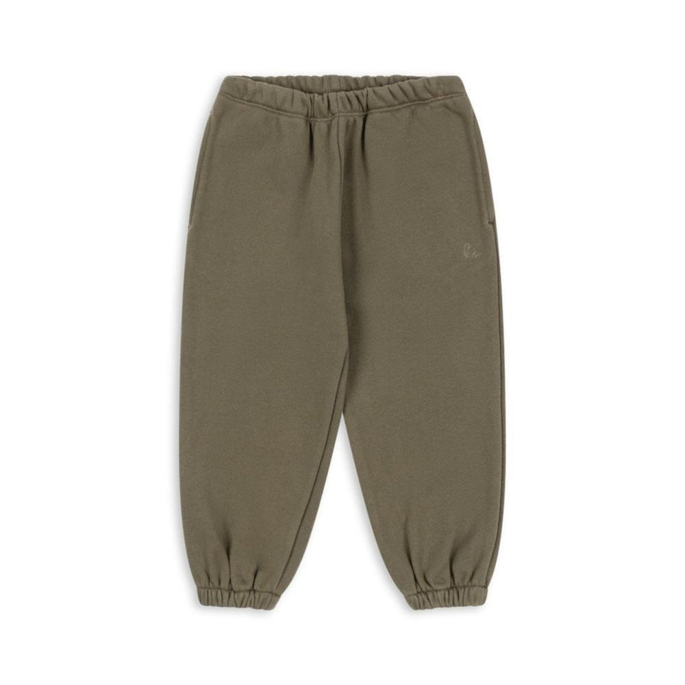 De Konges Slojd lou joggingbroek kalamata is ideaal voor chilldagen! Gemaakt van zacht biologisch katoen, comfortabel en ademend. Met een speelse groene kleur en goede pasvorm, perfect voor elke gelegenheid! VanZus