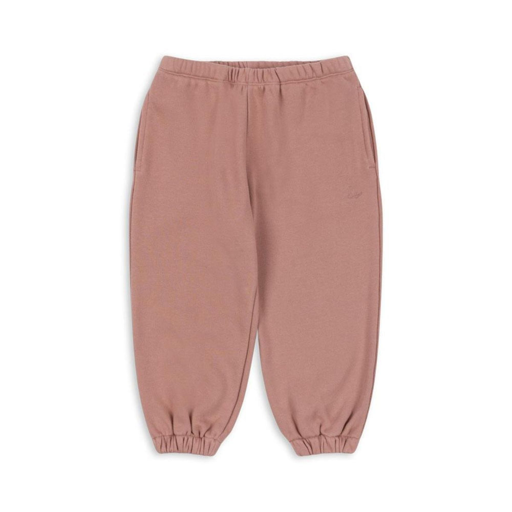 De Konges Slojd lou joggingbroek mahogany rose is ideaal voor chilldagen! Gemaakt van zacht biologisch katoen, comfortabel en ademend. Met een speelse roze kleur en goede pasvorm, perfect voor elke gelegenheid! VanZus