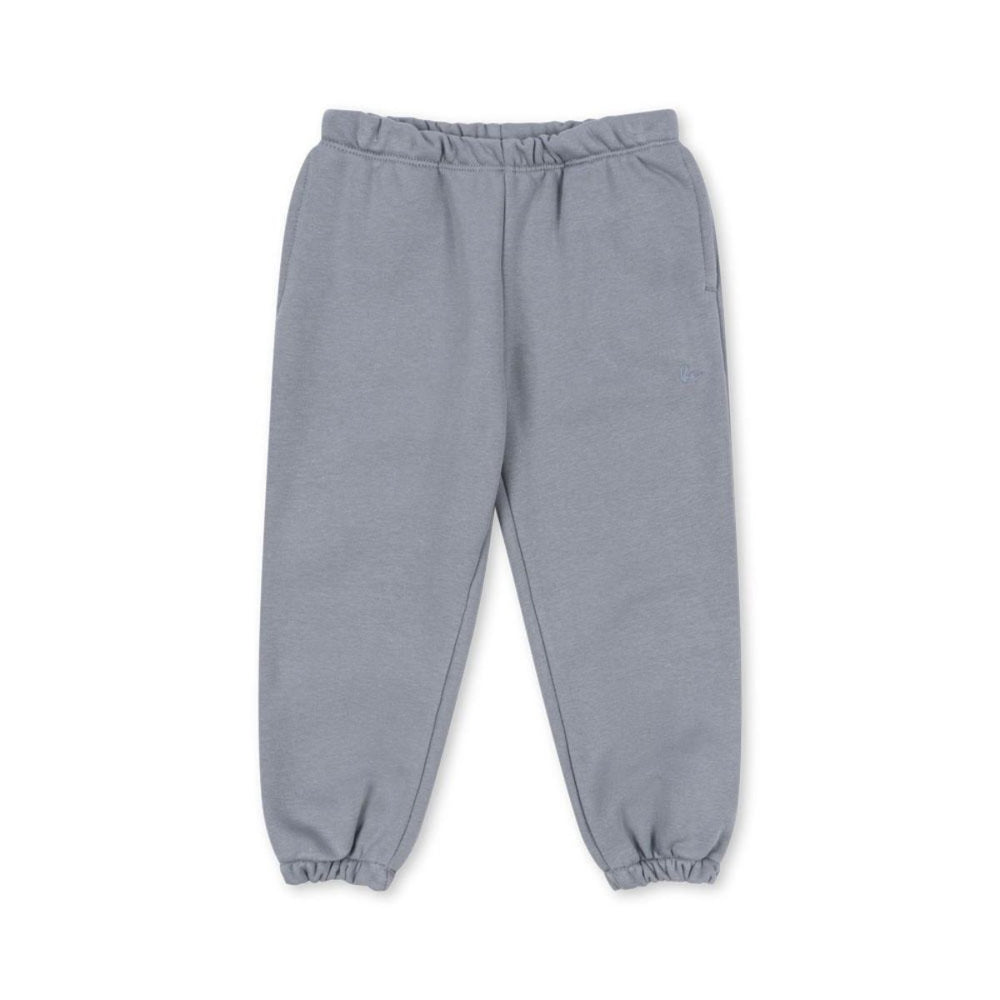 De Konges Slojd lou joggingbroek tradewinds is ideaal voor chilldagen! Gemaakt van zacht biologisch katoen, comfortabel en ademend. Met een speelse blauwe kleur en goede pasvorm, perfect voor elke gelegenheid! VanZus