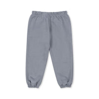 De Konges Slojd lou joggingbroek tradewinds is ideaal voor chilldagen! Gemaakt van zacht biologisch katoen, comfortabel en ademend. Met een speelse blauwe kleur en goede pasvorm, perfect voor elke gelegenheid! VanZus