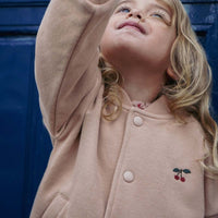 Deze geweldige lou sequin bomber jas ma grande cerise van Konges Slojd is een superleuke bomber die past bij verschillende outfits. De bomber heeft een mooie beige kleur en heeft een sequin kers op de achterkant en een klein kersje op de voorkant. Superschattig! VanZus
