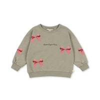 Het Konges Slojd lou strik sweatshirt tea is een must-have voor elke garderobe. Van zacht biologisch katoen, biedt het comfort en een trendy uitstraling met strikkenprint, perfect voor school of casual uitjes! VanZus