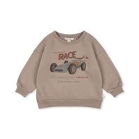 Het Konges Slojd lou sweatshirt oxford tan is een must-have voor elke garderobe. Van zacht biologisch katoen, biedt het comfort en een trendy uitstraling met raceauto, perfect voor school of casual uitjes! VanZus