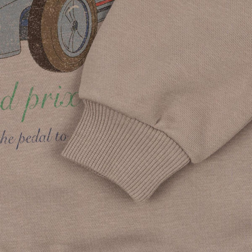 Het Konges Slojd lou sweatshirt oxford tan is een must-have voor elke garderobe. Van zacht biologisch katoen, biedt het comfort en een trendy uitstraling met raceauto, perfect voor school of casual uitjes! VanZus