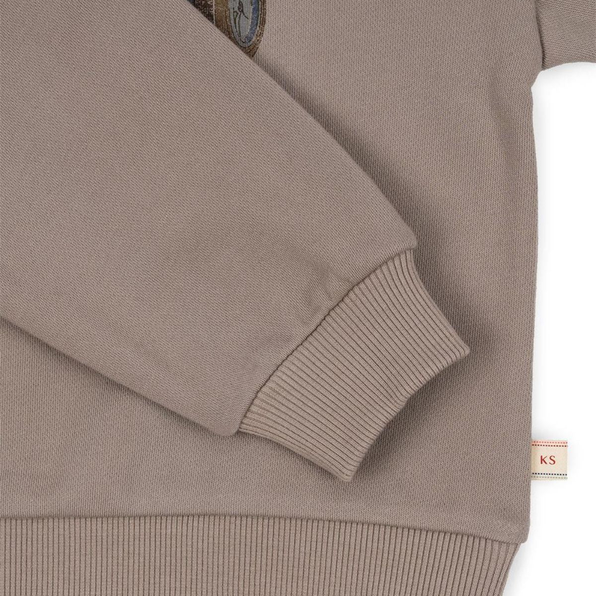 Het Konges Slojd lou sweatshirt oxford tan is een must-have voor elke garderobe. Van zacht biologisch katoen, biedt het comfort en een trendy uitstraling met raceauto, perfect voor school of casual uitjes! VanZus