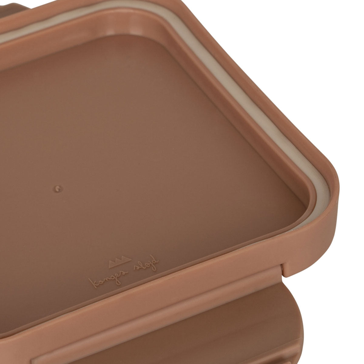 Gaat je kindje binnenkort naar school of ben je op zoek naar een handige lunchbox voor onderweg? Dan is deze cherry lunchbox van Konges Slojd ideaal! Met de Konges Slojd lunch box cherry is elke lunch een feestje. VanZus