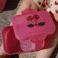 De Konges Slojd lunchbox cherry glitter in een vrolijke roze kleur is perfect voor school of onderweg. Met handige vergrendelingssluitingen en een praktische divider. Ideaal voor thuis of onderweg. VanZus