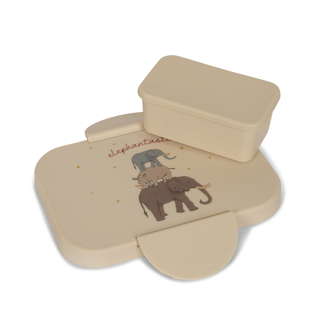 Gaat je kindje binnenkort naar school of ben je op zoek naar een handige lunchbox voor onderweg? Dan is deze safari lunchbox van Konges Slojd ideaal! Met de Konges Slojd lunch box safari is elke lunch een feestje. VanZus