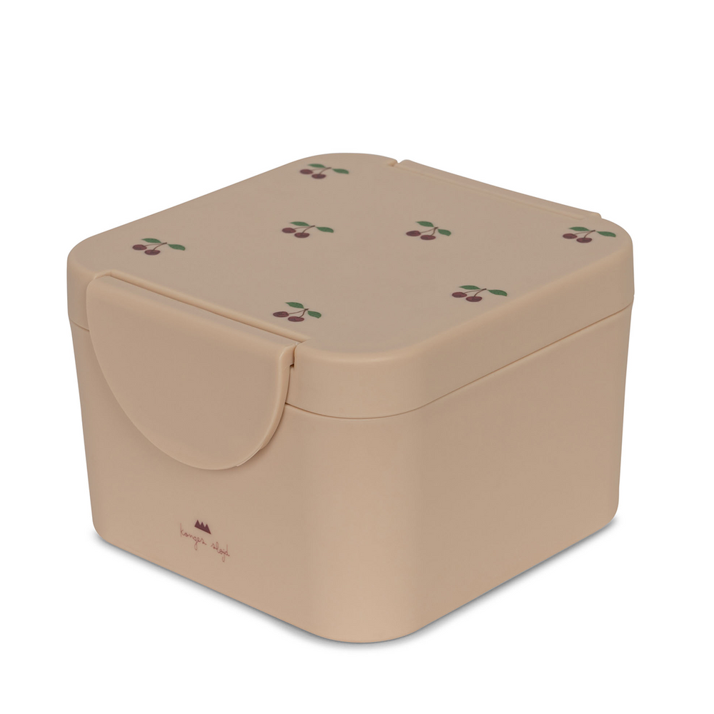 Gaat je kindje binnenkort naar school of ben je op zoek naar een handige lunchbox voor onderweg? Dan is deze swan lunchbox van Konges Slojd ideaal! Met de Konges Slojd small cherry lunchbox is elke lunch een feestje. VanZus