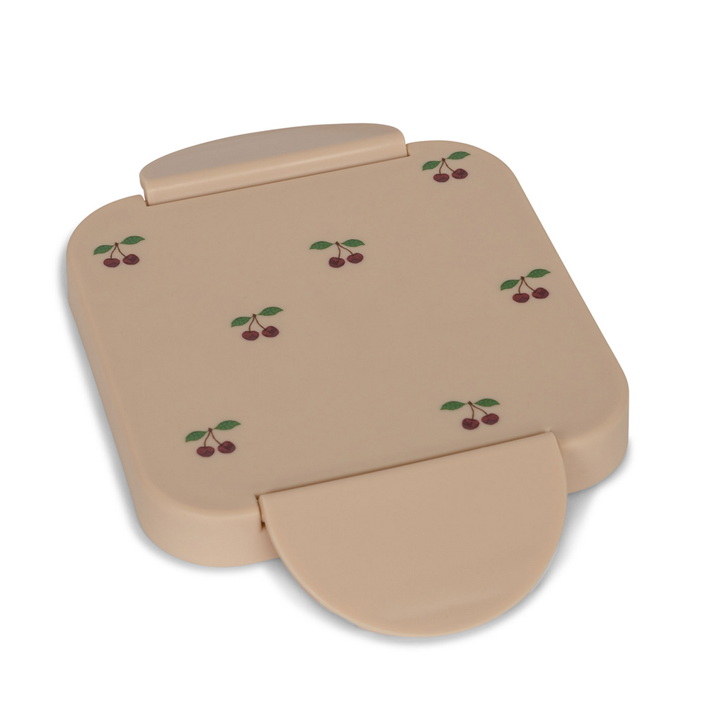 Gaat je kindje binnenkort naar school of ben je op zoek naar een handige lunchbox voor onderweg? Dan is deze swan lunchbox van Konges Slojd ideaal! Met de Konges Slojd small cherry lunchbox is elke lunch een feestje. VanZus