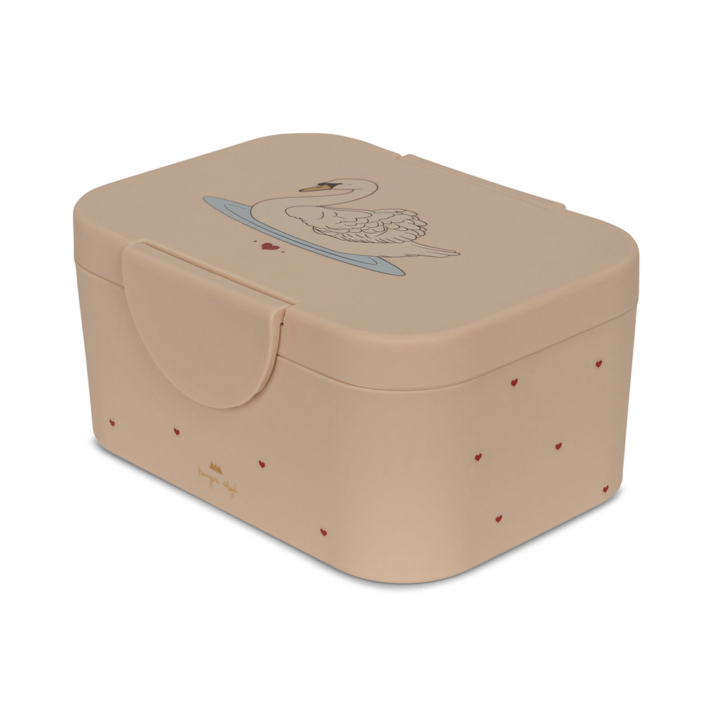 Gaat je kindje binnenkort naar school of ben je op zoek naar een handige lunchbox voor onderweg? Dan is deze swan lunchbox van Konges Slojd ideaal! Met de Konges Slojd lunch box safari is elke lunch een feestje. VanZus