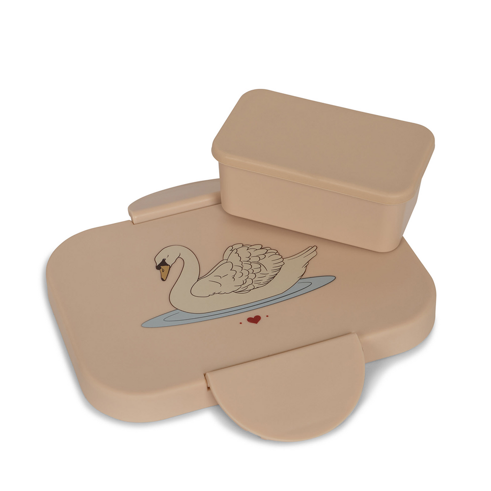 Gaat je kindje binnenkort naar school of ben je op zoek naar een handige lunchbox voor onderweg? Dan is deze swan lunchbox van Konges Slojd ideaal! Met de Konges Slojd lunch box safari is elke lunch een feestje. VanZus