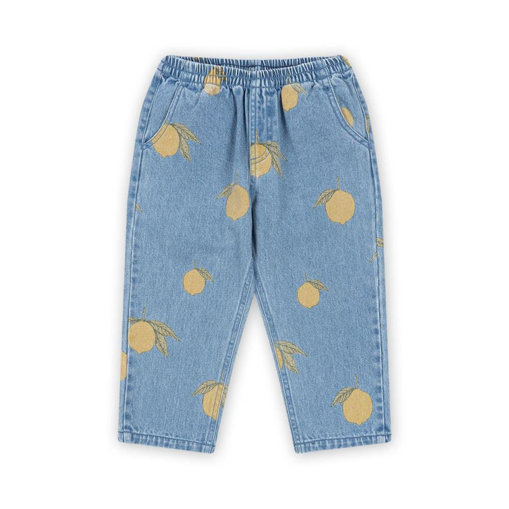 Een toffe spijkerbroek: de Konges Slojd magot broek lemon denim in een frisse blauwe kleur. De jeans biedt comfort en stijl voor je kleintje. Combineer met bijpassend jasje voor een complete look.  VanZus