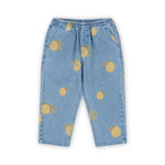 Een toffe spijkerbroek: de Konges Slojd magot broek lemon denim in een frisse blauwe kleur. De jeans biedt comfort en stijl voor je kleintje. Combineer met bijpassend jasje voor een complete look.  VanZus