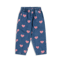 Hul je kindje in deze te schattige magot denim broek met ruches in de variant bon coeur pink van het merk Konges Slojd. VanZus