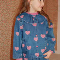 Hoe schattig is dit magot denim shirt in de variant bon coeur pink?! Dit lieve shirt kun je zowel als blouse als jasje dragen en is een echte blikvanger. VanZus