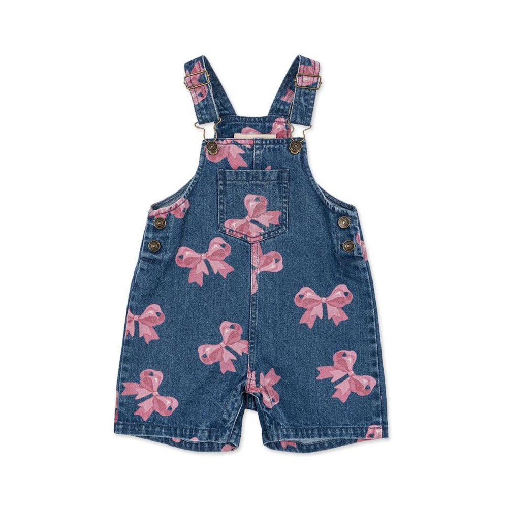 Konges Slojd magot overall bella bow in blauw is perfect voor je kleintje. Het tuinpakje is gemaakt van GOTS-gecertificeerd biologisch katoen voor optimale comfort en stijl. Ook in  lemon denim te koop. VanZus