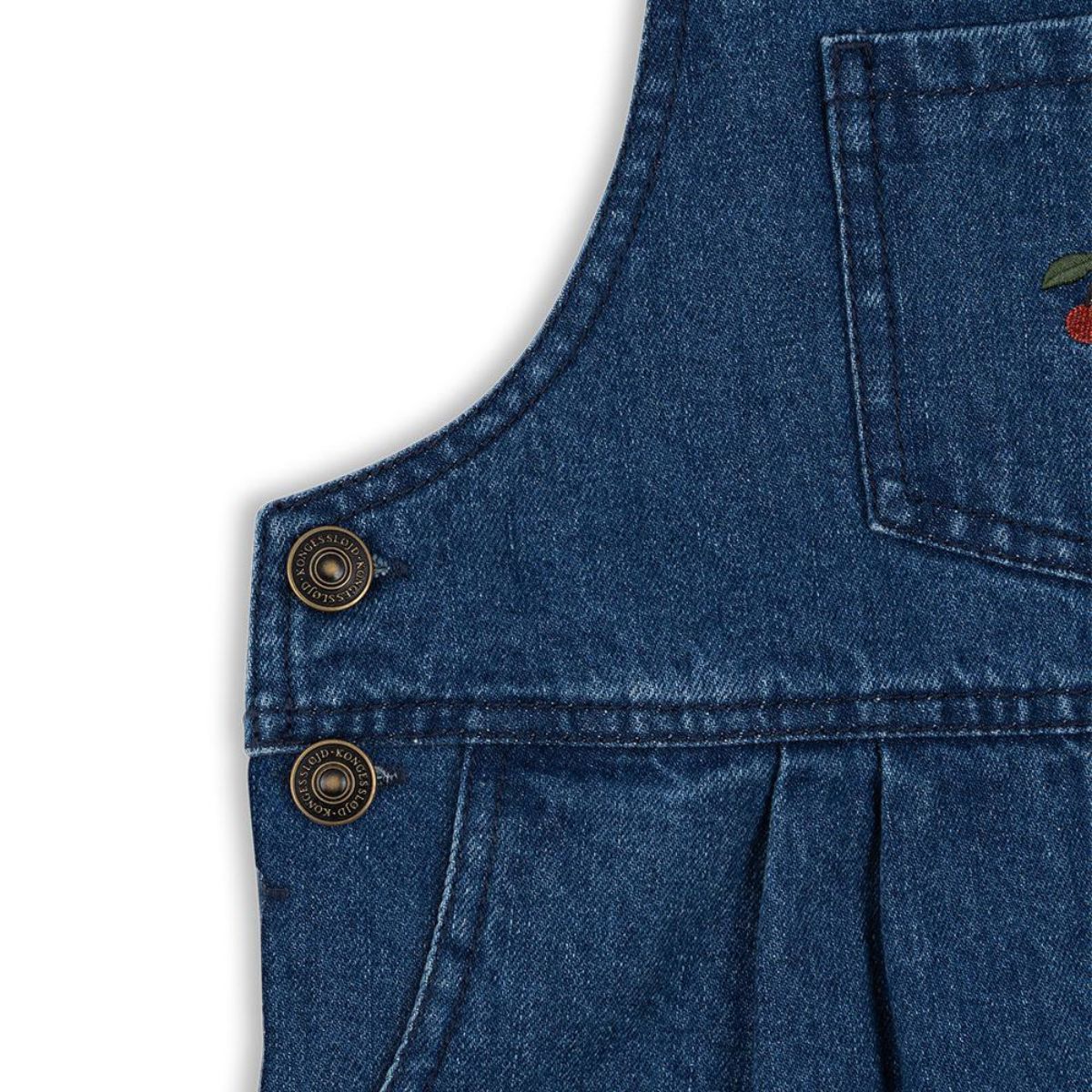 De magot tuinbroek in denim blue cherry van Konges Slojd is een trendy en comfortabele outfit voor je kleintje. Gemaakt van biologisch katoen met geborduurde kersen en verstelbare schouderbandjes. VanZus