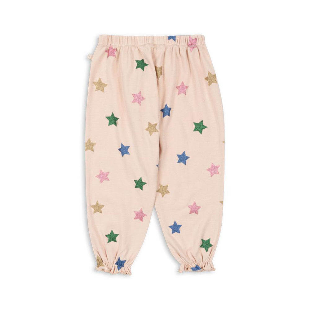 Dit lieve broekje ziet er niet alleen heel leuk uit, maar zit ook enorm lekker. De malli glitter broek in de variant star glitter van het merk Konges Slojd is namelijk gemaakt van 100% organisch katoen. VanZus