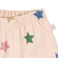 Dit lieve broekje ziet er niet alleen heel leuk uit, maar zit ook enorm lekker. De malli glitter broek in de variant star glitter van het merk Konges Slojd is namelijk gemaakt van 100% organisch katoen. VanZus